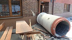 Chodník a restaurační zahrádku v Míškovicích zasypaly betonové trubky z...