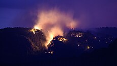 Plameny při lesním požáru v Národním parku Saské Švýcarsko. (27. července 2022) | na serveru Lidovky.cz | aktuální zprávy