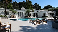 Pohled na p�ízemní d�m p�es bazén