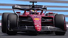 Charles Leclerc z Ferrari v tréninku na Velkou cenu Francie F1.