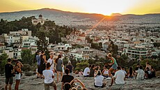 Vtina turist míí na Areopag zhlédnout romantický západ slunce nad mstem.