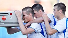 (Zleva) Lubo� Kalouda, Martin Fenin a Ond�ej Kúdela slaví gól na MS hrá�� do 20...