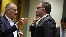 Lucemburský ministr energetiky Claude Turmes (vlevo) hovoí s dánským ministrem...