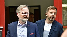 Premiér Petr Fiala (vlevo) a ministr vnitra Vít Rakušan zamířili do Hřenska....