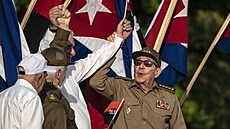 Bývalý kubánský prezident Raúl Castro (vpravo) zvedá ruku sou�asného kubánského...