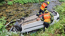 Nezabrdné auto sjelo do Úpy. (27. 7. 2022)