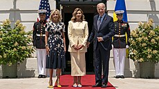 První dáma Ukrajiny Olena Zelenská (uprostřed) a americký prezidentský pár při...
