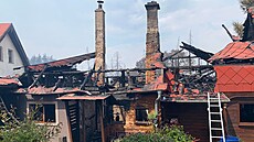Vyhořely tři domy, které jsou od sebe asi 500 metrů