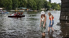 Vlna veder zasáhla hlavní m�sto jeho� ob�ané i náv�t�vníci se rozhodli zchladit...