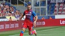 Plzeský bek Radim ezník v akci bhem duelu s Helsinkami.