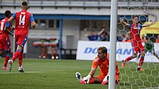 Conor Hazard, gólman HJK Helsinky, rozdýchává dalí inkasovanou branku v zápase...