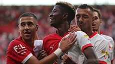 Slávista Peter Olayinka (uprosted) se raduje z gólu do sít St Josephs s...