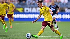 Spar�anský st�edopola� Jan Fortelný odehrává balon v zápase s Vikingem...