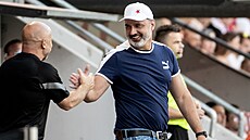 Slávistický trenér Jind�ich Trpi�ovský si plácá s asistentem Zde�kem Hou�teckým.