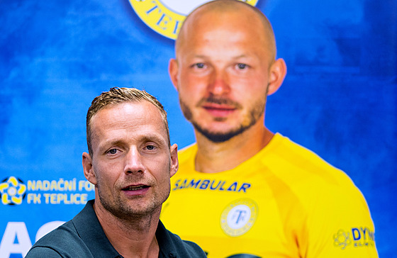 Teplický trenér Jií Jaroík ped plakátem klubové ikony Tomáe Vondráka.