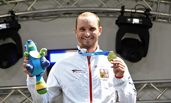 eský kajaká Vít Pindi se zlatou medailí z MS ve vodním slalomu v Augsburgu.