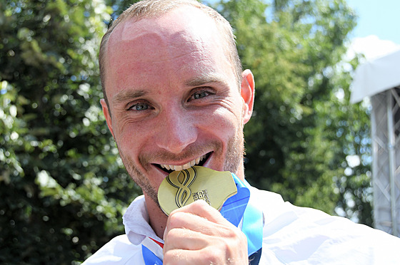 eský kajaká Vít Pindi se zlatou medailí z MS ve vodním slalomu.