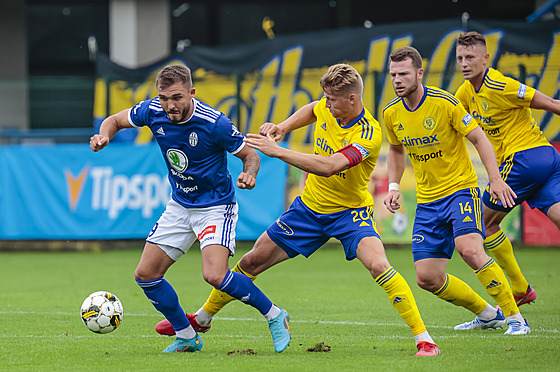 Tomá Ladra (vlevo) a Václav Procházka bojují o mí v zápase Zlín versus Mladá...