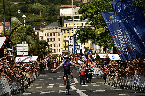 Remco Evenepoel slaví vítzství v závod Clásica San Sebastián.