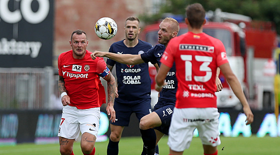 Jakub ezníek z Brna (vlevo) a Stanislav Hoffmann ze Slovácka pihlíí...