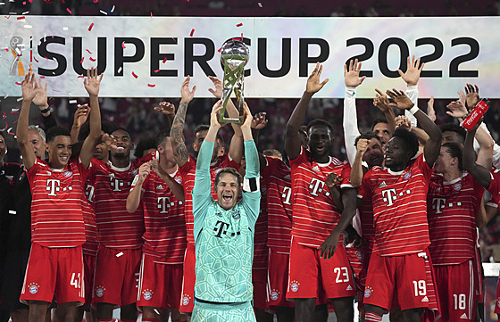 Fotbalisté Bayernu Mnichov s trofejí pro vítze nmeckého Superpoháru.
