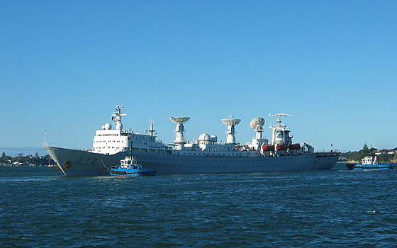 Čínská vojenská loď Juan Wang 2 v přístavu Waitemata v novozélandském Aucklandu...