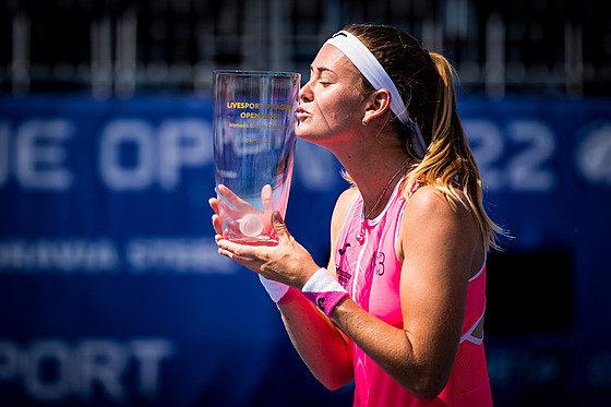 eská tenistka Marie Bouzková se raduje z vítzství na turnaji v Praze.