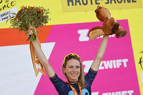 Annemiek Van Vleutenová z Nizozemska slaví vítzství osmé etapy Tour de France.