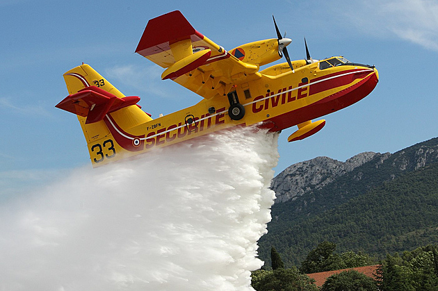 Letoun Canadair při hašení u Etny havaroval. Piloti nepřežili