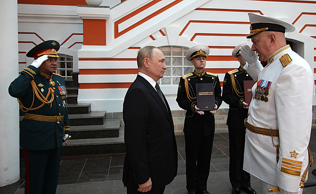 Rusko odvolalo vrchního velitele námořnictva, píší servery. Armáda mlčí