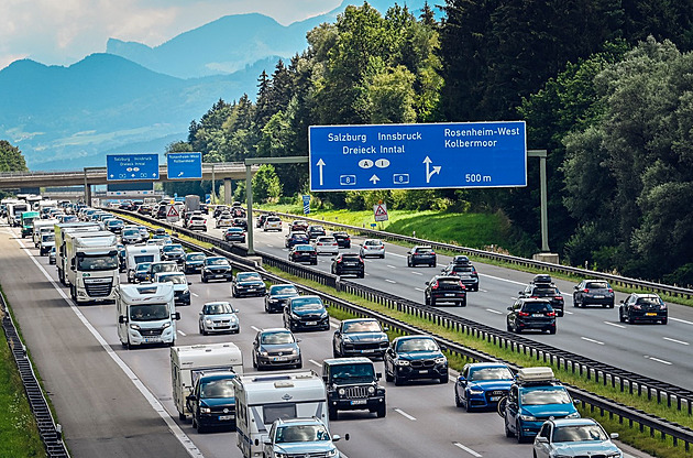 Evropské dálnice ucpali dovolenkáři. V Německu měla kolona až 22 kilometrů