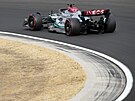 Pilot Mercedesu George Russell na trati bhem kvalifikace na Velkou cenu...