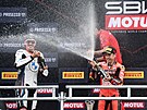 Vítz závodu mistrovství svta superbik v Most Alvaro Bautista (vpravo) slaví...