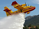 Turbovrtulový Canadair CL-415 konstruk�n� p�ímo vychází z p�edchozího pístového...