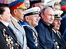 Ruský prezident Vladimir Putin (2. zprava), ministr obrany Sergej ojgu (2....