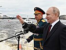 Ruský prezident Vladimir Putin a ministr obrany Sergej ojgu sledují pehlídku...