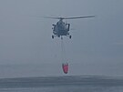 Vrtulník nabírá vodu z řeky při požáru v Českém Švýcarsku