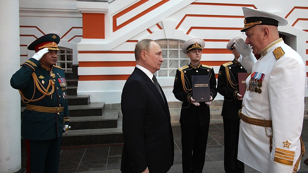 Ruský prezident Vladimir Putin poslouchá zprávu vrchního velitele ruského...