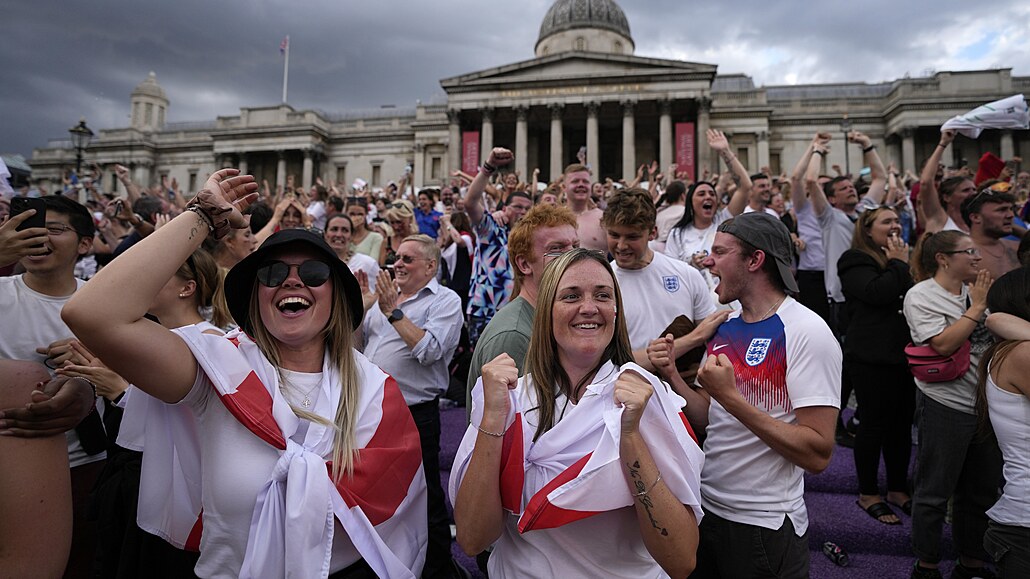 Radost fanouk Anglie po vítzství nad Nmeckem ve finále mistrovství Evropy.