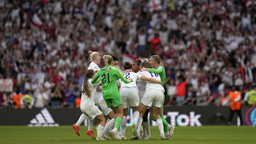 Radost fotbalistek Anglie po vítězství nad Německem ve finále mistrovství...