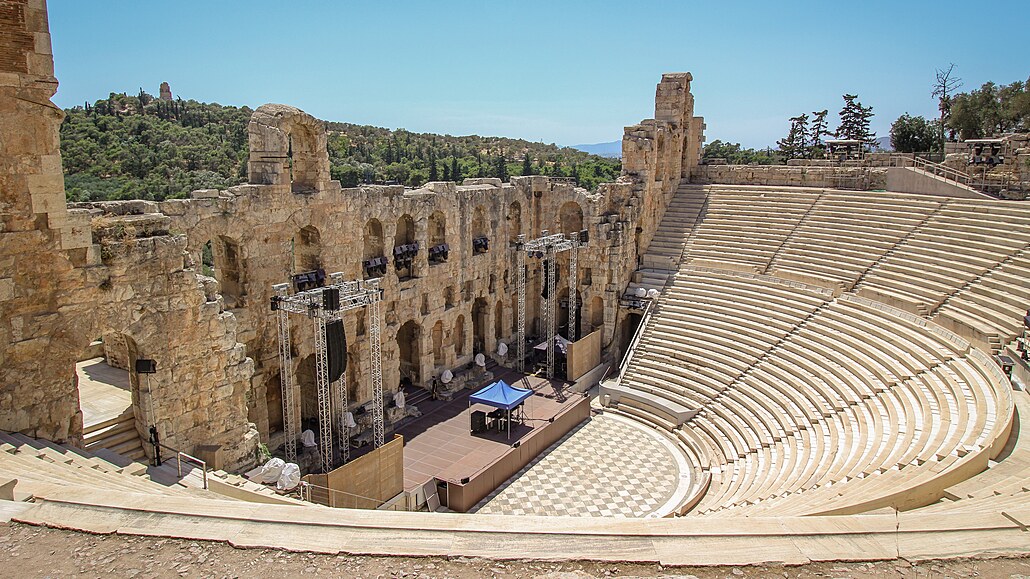 Nedaleký Odeon Heroda Atticy je dodnes pouívaný. Postaven byl ve druhém...