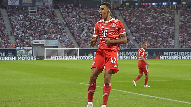 Jamal Musiala z Bayernu Mnichov se raduje z glu v utkn nmeckho Superpohru.