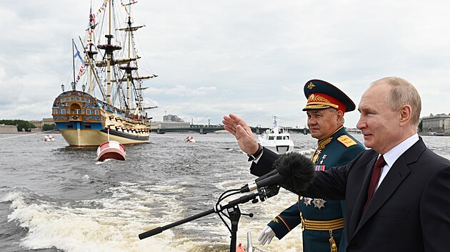 Rusk prezident Vladimir Putin a ministr obrany Sergej ojgu sleduj pehldku nmonch lod u pleitosti Dne ruskho nmonictva. (21. ervence 2021)