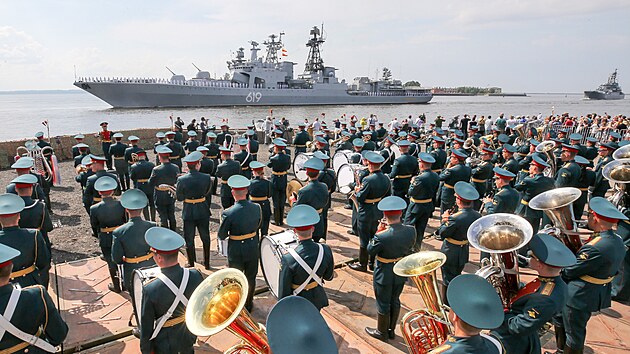 Vojensk kapela doprovz pehldku velk protiponorkov lodi na na Dni nmonictva. (26. ervence 2018)