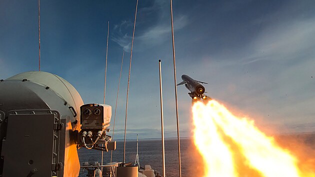 Vyputn hypersonick rakety Cirkon s jadernm pohonem a rychlost Mach 9 z fregaty Admirl Gorkov (30. kvtna 2022)