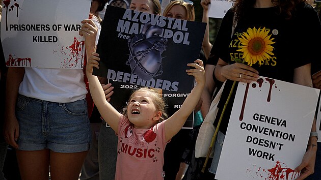 Pbuzn vznnch obrnc Azovstalu demonstrovali v Kyjev. Ze zavradn destek vlench zajatc v Olenivce obvinili Rusko a Putina. (30. ervence 2022)