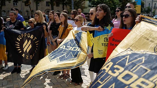 Pbuzn vznnch obrnc Azovstalu demonstrovali v Kyjev. Ze zavradn destek vlench zajatc v Olenivce obvinili Rusko a Putina. (30. ervence 2022)