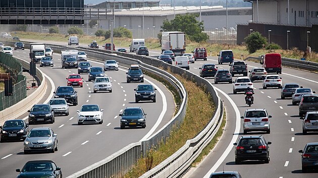 Dlnice A8 pobl letit Stuttgart v Bdensku-Wrttembersku. (30. ervence 2022)