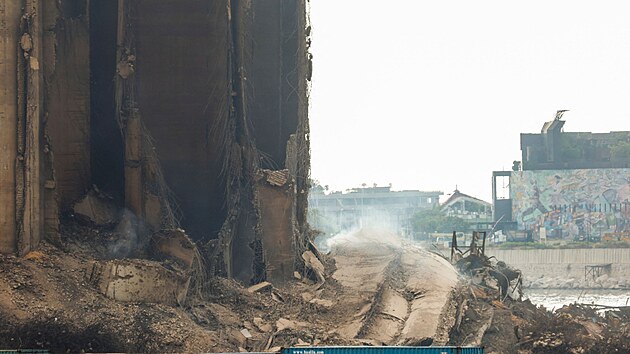 st obrovskho sila v bejrtskm pstavu, kterou pokodil vbuch v roce 2020, se zhroutila po nkolikatdennm poru. (31. ervence 2022)