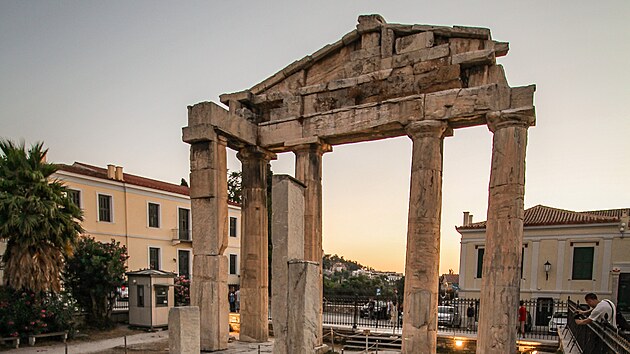 Římští císaři si Athény a jejich obyvatele předcházeli hodnotnými dary. Tuto bránu na římské agoře dotoval Julius Caesar.